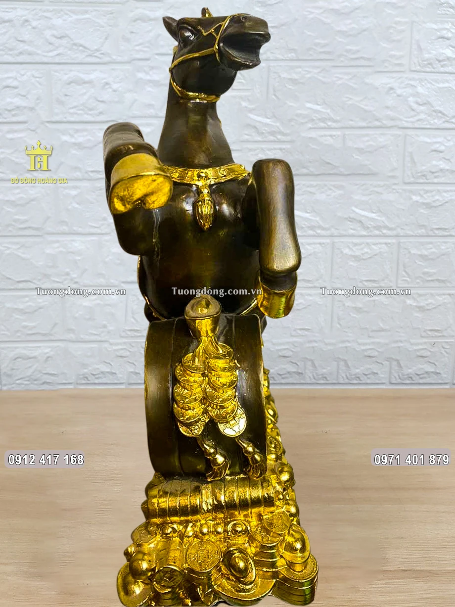 Hình ảnh chính diện bức tượng ngựa